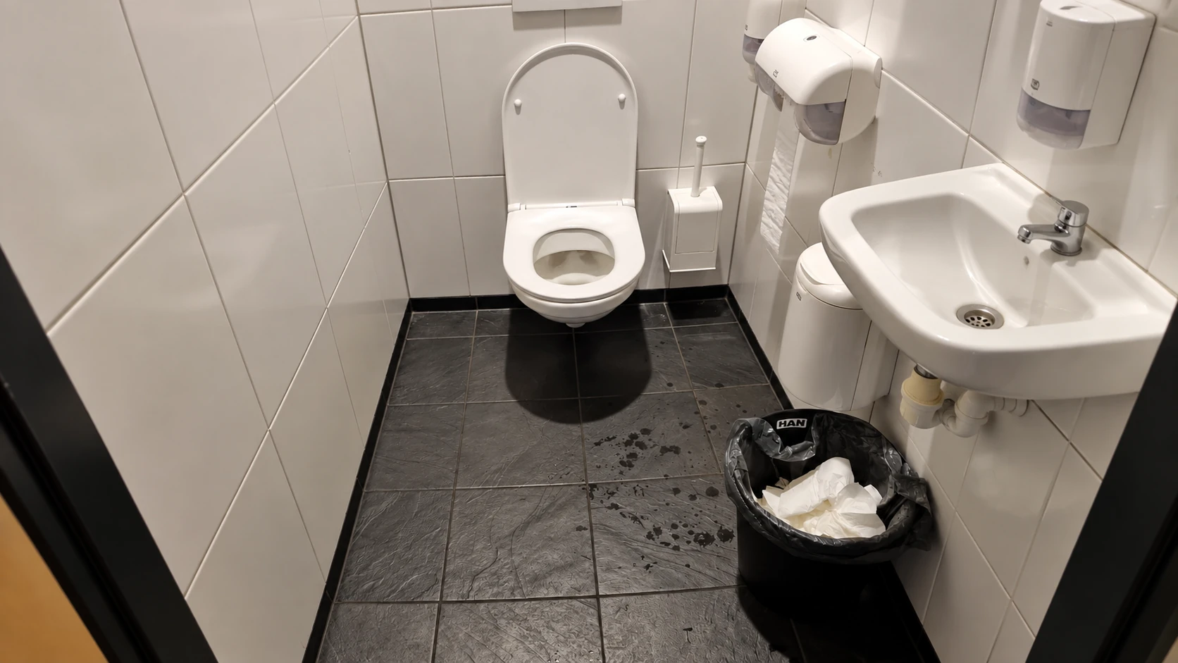 Sanitaire ruimte vóór schoonmaak
